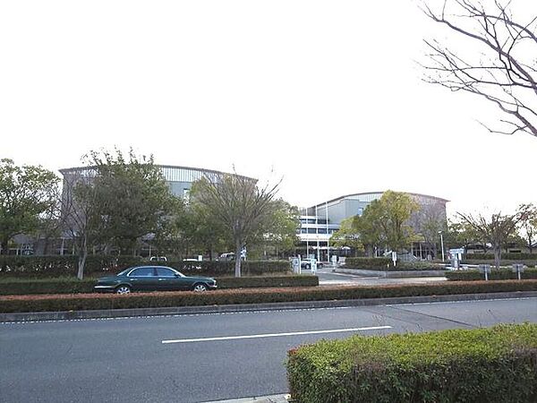 香川県立図書館まで1200、車で3分です。