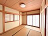 室内：【現況販売】1階6畳和室　玄関から入ってすぐのため、客間としても使いやすいですね。
