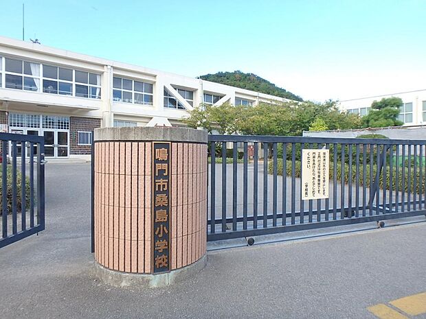 桑島小学校まで700ｍ。徒歩約9分。安心して通学できる距離ですね。