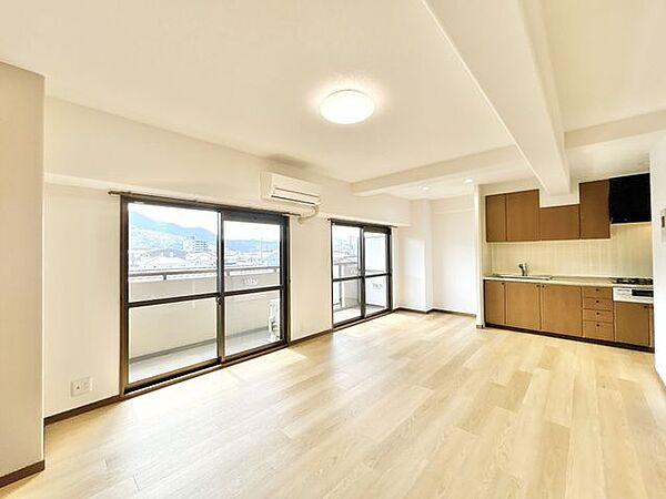 約13.5帖のLDKです。天井・壁のクロスを張替えして、床をフロアタイルで上張りしました。