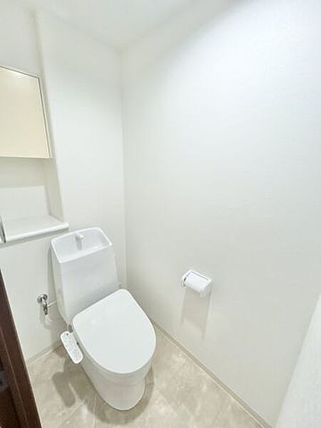 （リフォーム済）トイレはジャニス製の温水洗浄機能付きに新品交換しました。キズや汚れが付きにくい加工が施してあるのでお手入れが簡単です。直接肌に触れるトイレは新品が嬉しいですよね。
