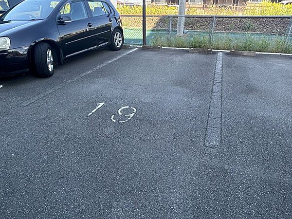 駐車場です。マンション敷地内の平面駐車場19番を借りています。