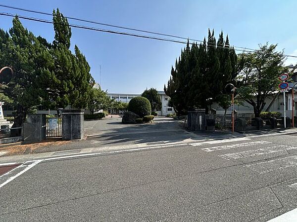 加茂名小学校まで約800ｍ（徒歩約10分）です。