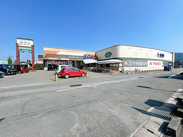 ファミリーマート庄町三丁目 キョーエイタクト店様まで約850ｍ（徒歩約11分）です。 600m