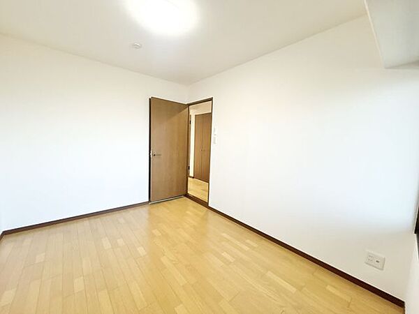 （リフォーム済）約5.5帖の洋室です。天井・壁のクロスを張替えをし、床をフローリングに張り替えました。
