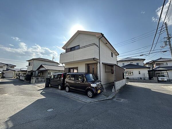 （リフォーム済）駐車場です。玄関前に横づけで軽含め2台と裏に横付けで一台の合計3台駐車可能です。