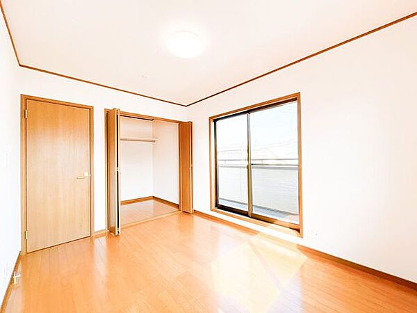 （リフォーム済）東側の約6帖洋室です。天井と壁は、クロスの張替をし、床はクリーニングを行いました。
