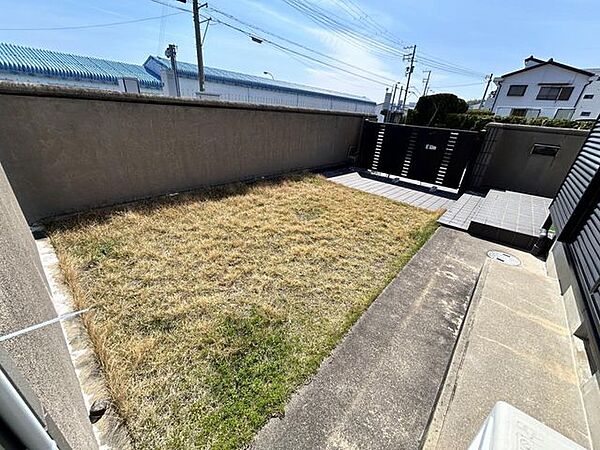 【駐車場】門扉をあけると駐車場があり玄関前なので荷物が多いときやお子様を下すときに便利で安心。ウッドデッキ前にも2台駐車可能です。