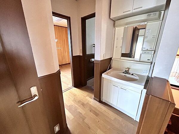 【2階廊下】2階廊下トイレ横には洗面化粧台があり、朝の忙しい時間帯には重宝しますね。