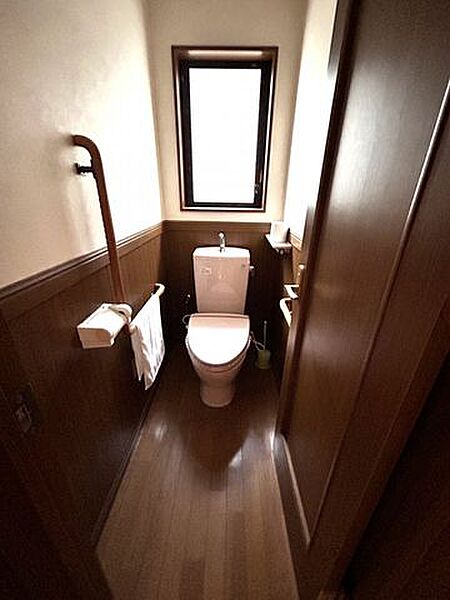 【2階トイレ】2階トイレです。就寝後のトイレは階段を使わずに済みますね。