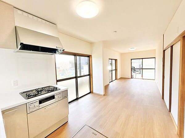 （リフォーム済）別角度のダイニングです。リビング拡張と天井壁のクロス張替え、床はフロアタイルを重ね張りしました。