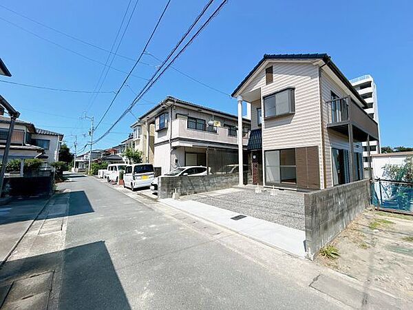 前面道路です。約4.0ｍの道路幅で通り抜けできないので車通りは少ないです。