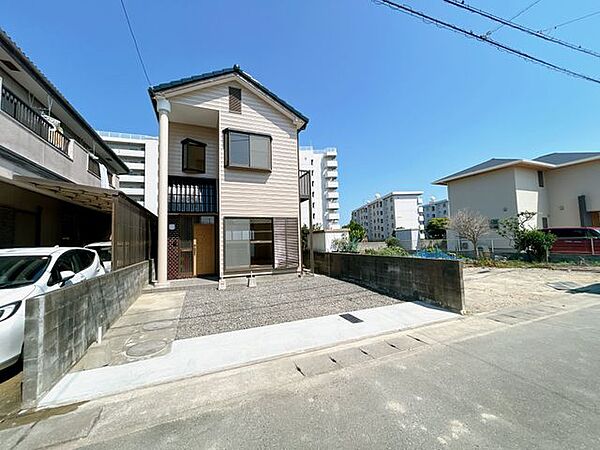 （リフォーム済）別角度の外観です。駐車拡張と外壁屋根塗装を行いました。
