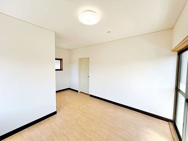 （リフォーム済）2階西側約7帖の洋室です。天井・壁はクロスの張替をし、床はクッションフロアを重張をしました。