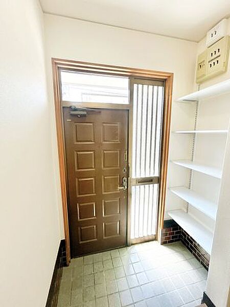 （リフォーム済）玄関ホールです。天井・壁はクロスの張替をし、床はフロアタイルを重ね張り、シューズボックスは可動棚に変更しました。