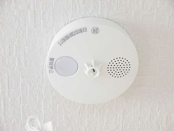 （リフォーム済）全居室に火災警報器を新設しました。キッチンには熱感知式、その他のお部屋や階段には煙感知式のものを設置し、万が一の火災も大事に至らないように備えます。電池寿命約10年です。
