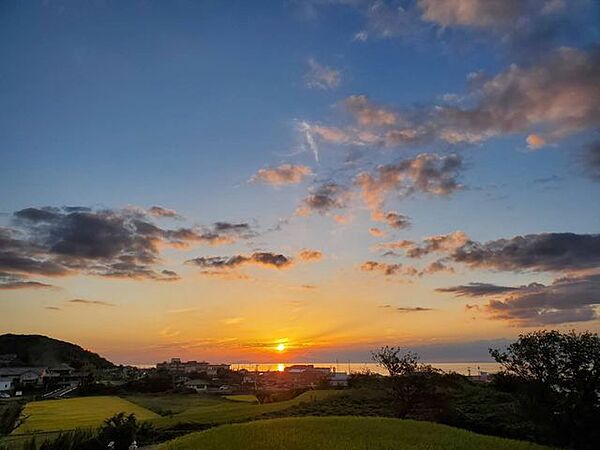 眺望です。綺麗な夕日や海を見ることができますよ。