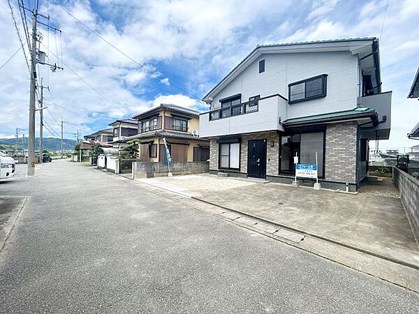 前面道路幅員は約5ｍ、敷地の南西側に接しています。交通量は少ないので落ち着いて暮らせますね。