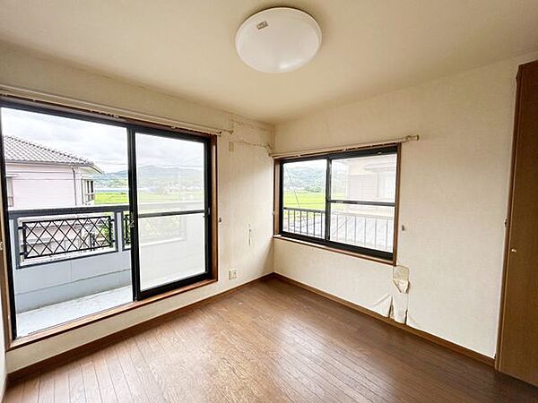 （リフォーム前）2階南西側約4.5帖の洋室です。天井・壁はクロスの張替をし、床はクリーニングする予定です。