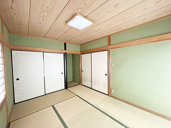（リフォーム前）1階6畳の和室です。天井・壁はクロス仕様に、畳は表替え、襖障子は張替する予定です。