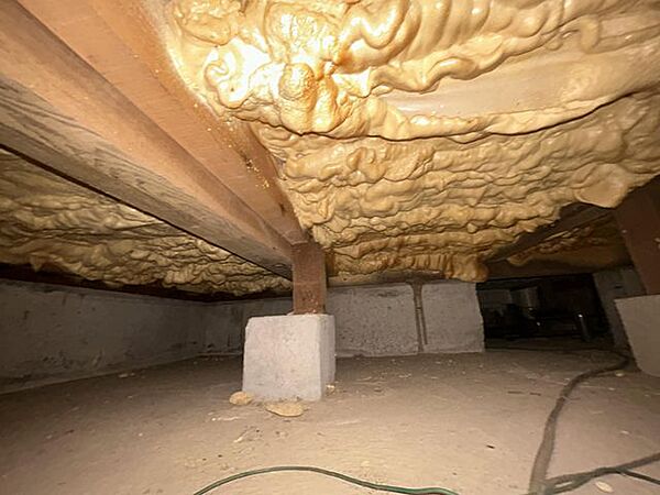 中古住宅の3大リスクである、雨漏り、主要構造部分の欠陥や腐食、給排水管の漏水や故障を2年間保証します。その前提で床下まで確認の上でリフォームし、シロアリの被害調査と防除工事もおこいます。