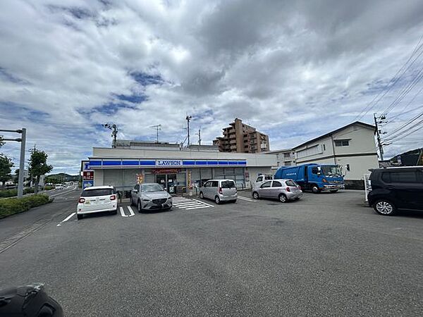 ローソン徳島西須賀町下中須店まで約850ｍ。車で約3分です。