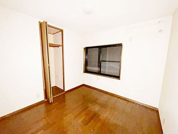 （リフォーム前）2階北西側約4.5帖の洋室です。天井・壁はクロスの張替をし、床はクッションフロアを重張する予定です。