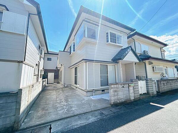 外観です。価格には消費税、リフォーム費用を含みます。リフォーム中でもご案内可能。内覧希望の方はお電話ください。令和6年に外壁屋根塗装済みです。