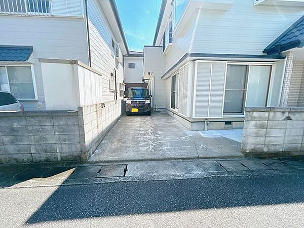 駐車スペースです。普通車ゆったりと1台。軽自動車を奥に駐車するとコンパクトカー含めて2台駐車可能です。