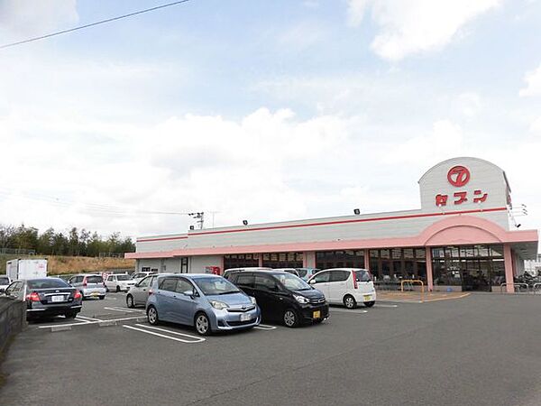 セブン名東店まで800ｍ。徒歩約10分。