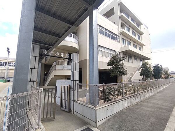 沖洲小学校まで500ｍ徒歩約7分。