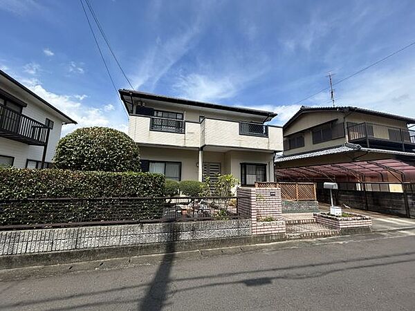 （リフォーム前）外観です。外壁と屋根の塗装を行います。