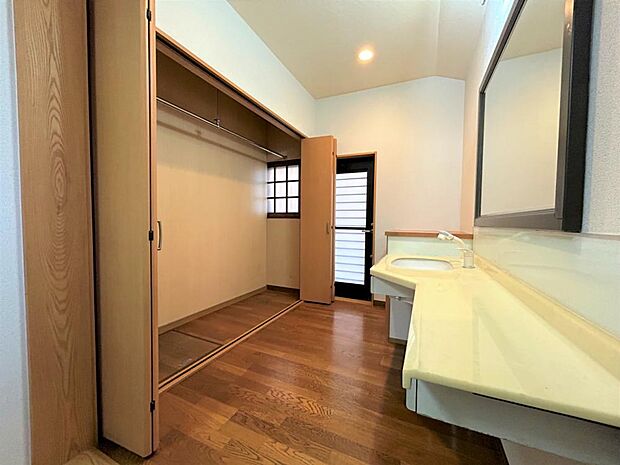 1階洗面所です。収納スペースが広く、洗濯物もかけれるので、室内干しができますね。