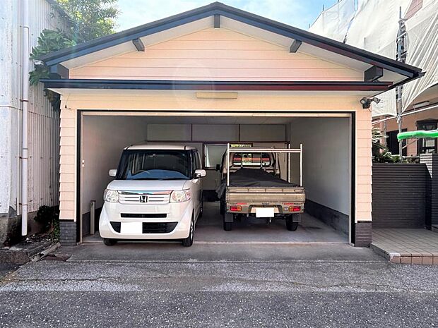 【リフォーム中】車庫は外壁塗装、シャッターは内外塗装を行います。