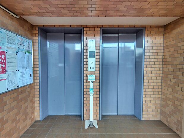 エレベーターは4基あり、スキップフロアタイプになります。1階と8階で待機していますので朝の通勤時間や買い物の帰りなど待つことが少ないですよ。