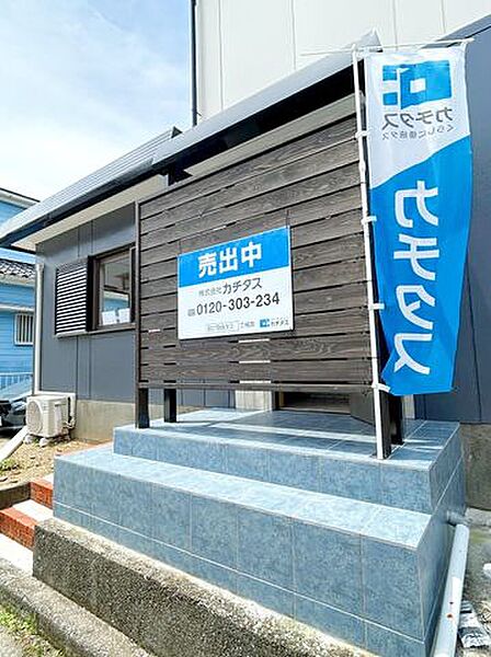 【リフォーム済】玄関までのアプローチは土間補修を行い、玄関ドアは新品に交換済です。新設した目隠しは小さなお子様の飛び出し防止の役目も担っていますよ。