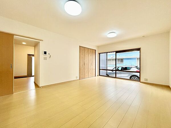 【リフォーム済】約16帖のリビングは縦長で家具の配置が考えやすいですよ。フローリング・クロスの張替えを行いました。