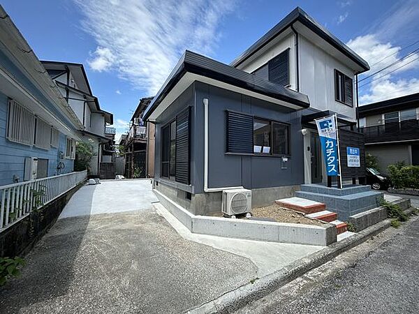 【リフォーム済】駐車場は土間打ち工事を行いました。間口部分には段差プレートを設置できます。