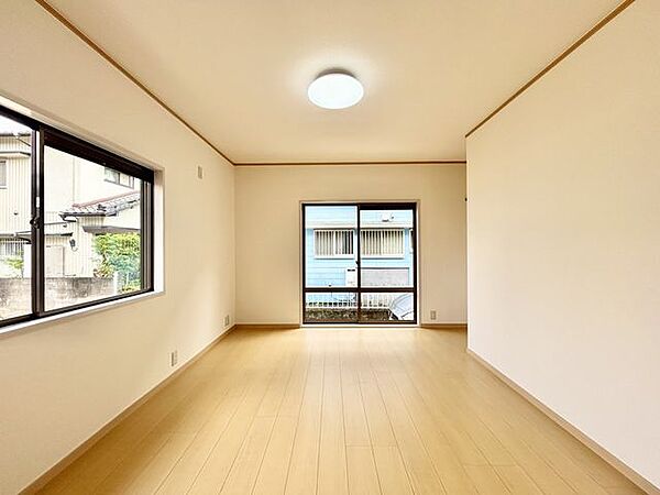 【リフォーム済】1階洋室です。壁・天井のクロス張替え、フローリング張替え、照明の交換を行いました。南東の2面採光で明るいですよ。