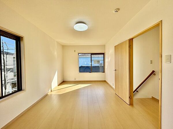 【リフォーム済】2階東側洋室です。壁・天井のクロスの張替え、フローリングの張替え、照明の交換を行いました。建具も新品に交換しております。