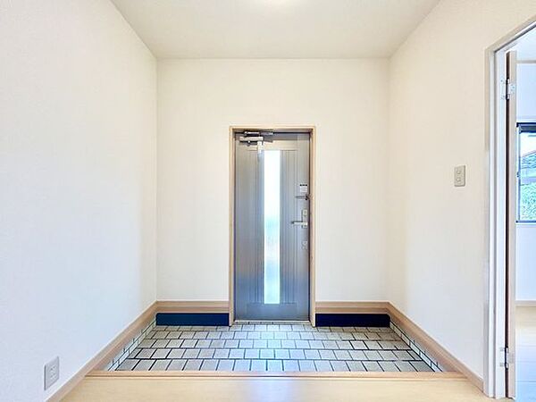 【リフォーム済】玄関ホールです。玄関ドアは新品に交換を行いました。明るい雰囲気の玄関に仕上がりました。