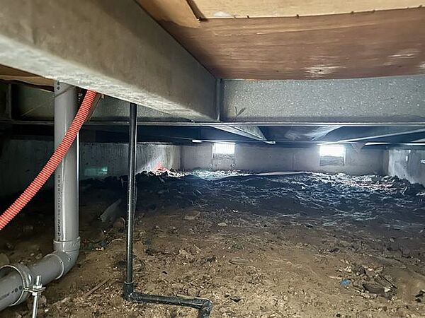 中古住宅の3大リスクである、雨漏り、主要構造部分の欠陥や腐食、給排水管の漏水や故障を2年間保証します。その前提で床下まで確認の上でリフォームし、シロアリの被害調査と防除工事もおこないます。
