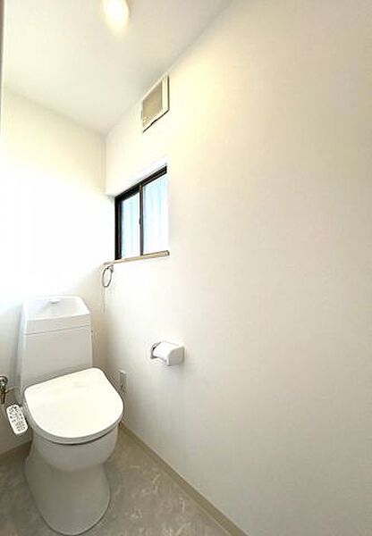 【リフォーム済】トイレは新品の水洗トイレに交換しました。ウオシュレット付き、節水タイプで経済的です。