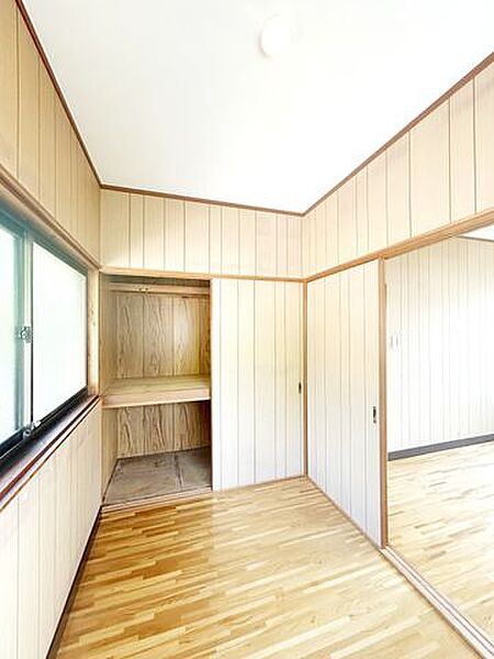 【リフォーム済】2階1番洋室納戸はクリーニングを行いました。ストーブや扇風機などの季節もの、お洋服含め便利な収納スペースです。