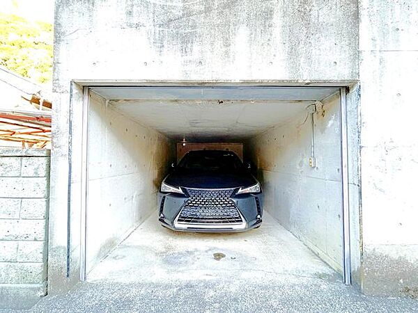 【リフォーム済】駐車場。奥行約6ｍ、高さ約2ｍ、間口約3ｍ。少し大きめのお車でも駐車可能です。センサー付きライト有。2台目以降近隣貸駐車場あり。詳細はお問合せください。　