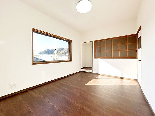 【リフォーム済】2階2番洋室はクロス張替え、床は重ね張りを行いました。2面に窓があり、一番明るい雰囲気のお部屋です。