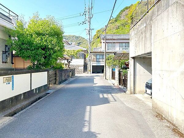 前面道路。幅員約4.9ｍ。車通りも多くないので車庫入れに自信がなくても安心ですね。