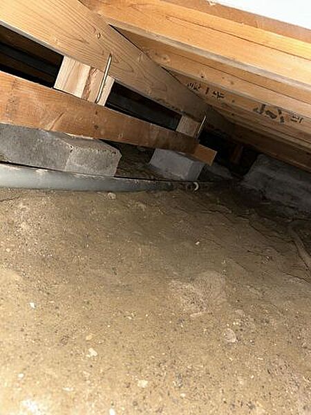 中古住宅の3大リスクである、雨漏り、主要構造部分の欠陥や腐食、給排水管の漏水や故障を2年間保証します。その前提で床下まで確認の上でリフォームし、シロアリの被害調査と防除工事もおこないます。