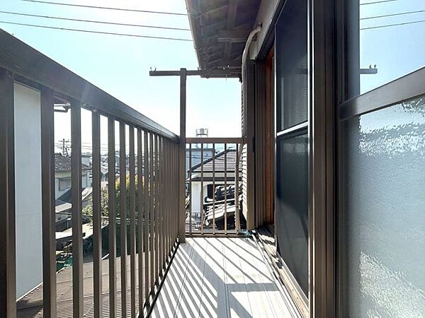 【リフォーム済】南側にはベランダがあります。西側からの日も当たるのでお布団など干すにはもってこいですね。
