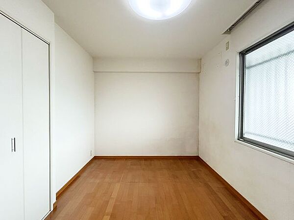【リフォーム中】北西側洋は床クリーニング、クロス張替え、建具クリーニングを行います。